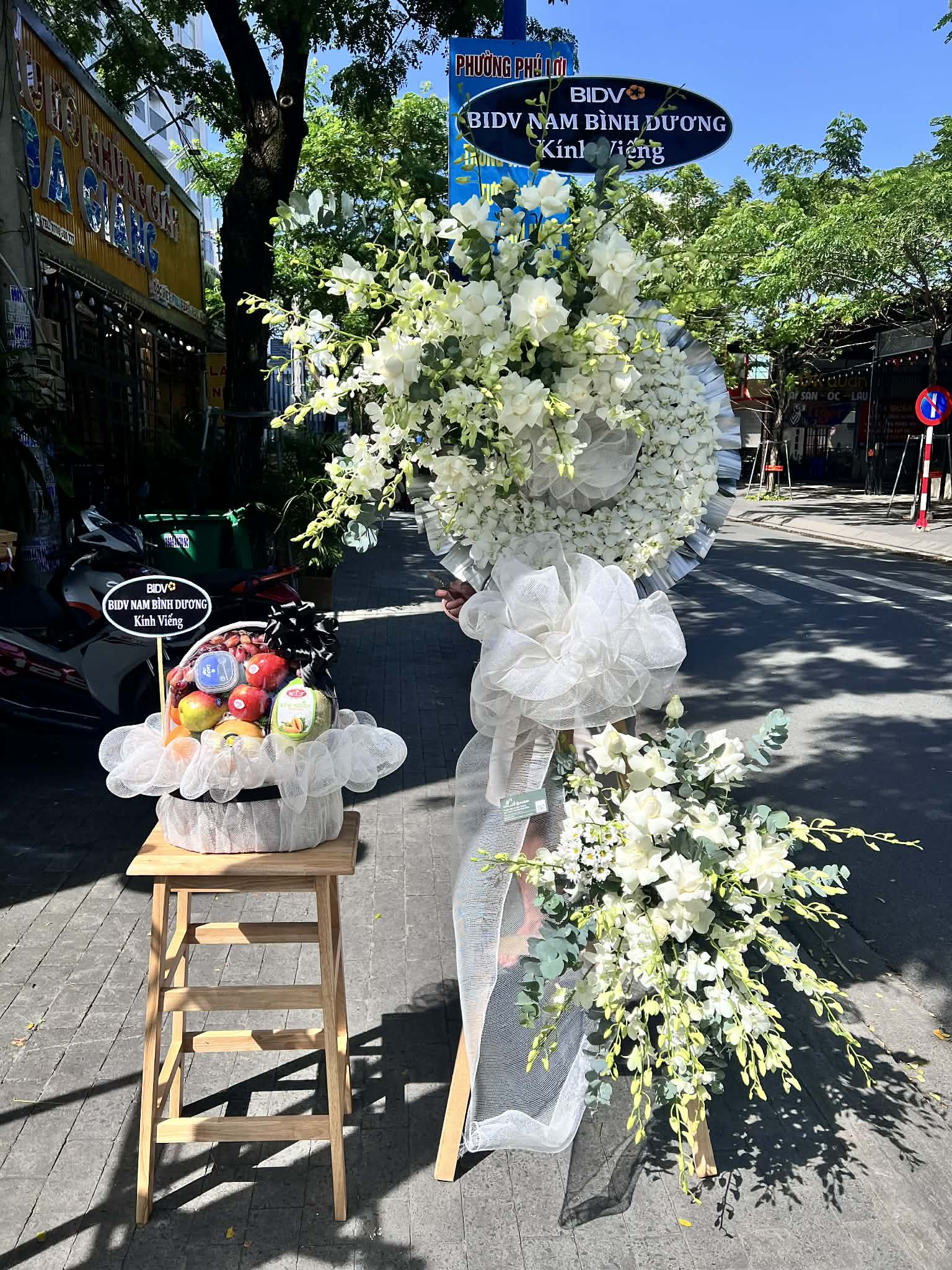 Kệ hoa kính viếng + Giỏ trái cây