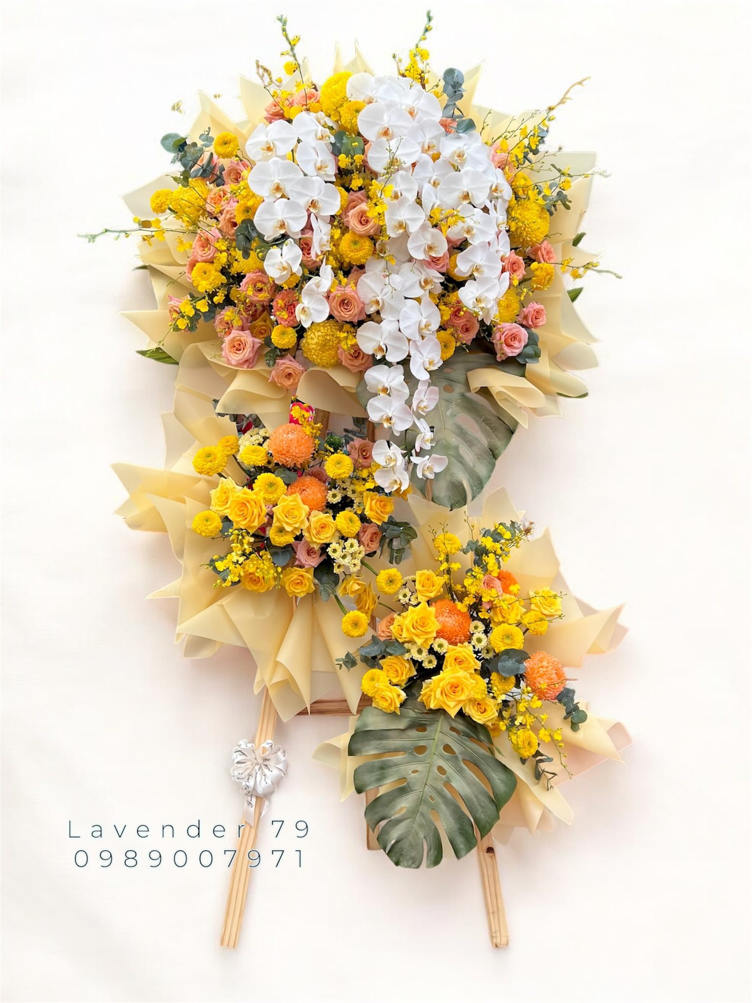 Kệ hoa chúc mừng rực rỡ